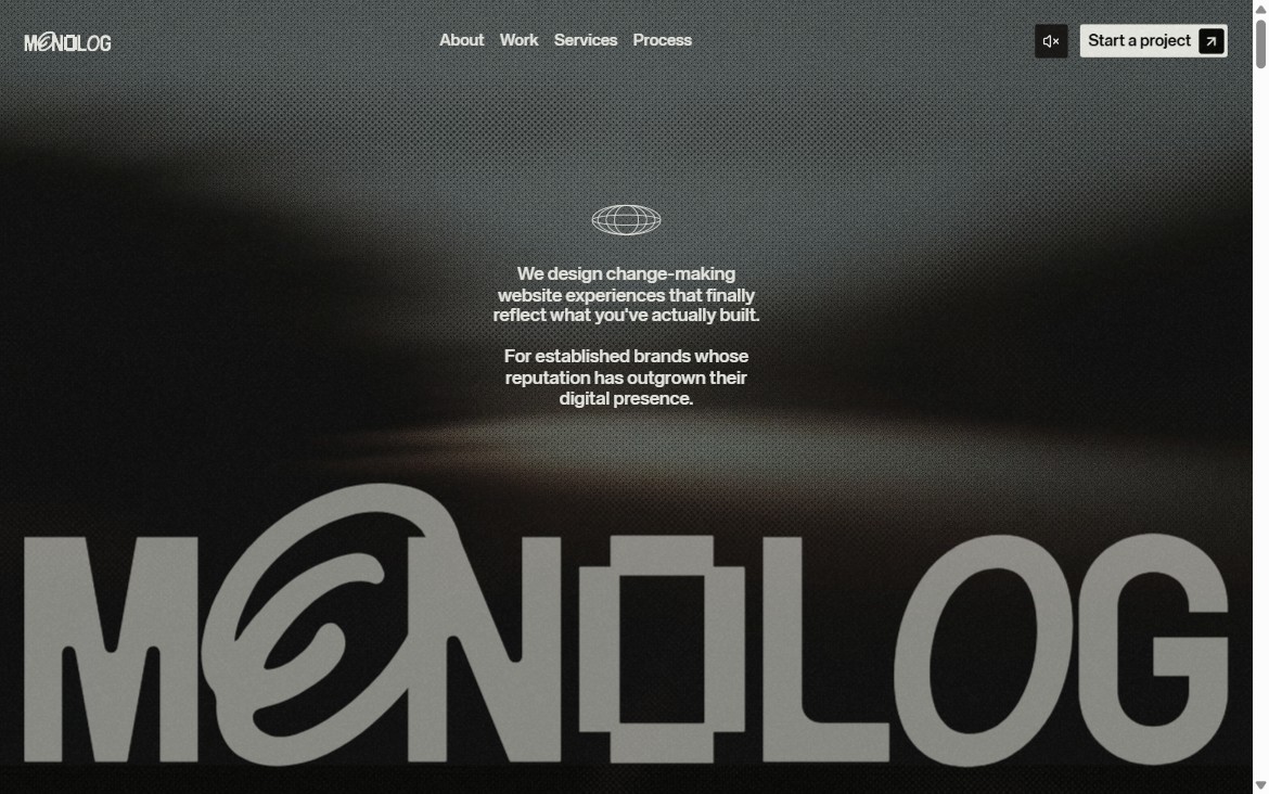 Hero: vídeo de humo con grano + wordmark gigante cortado por el borde