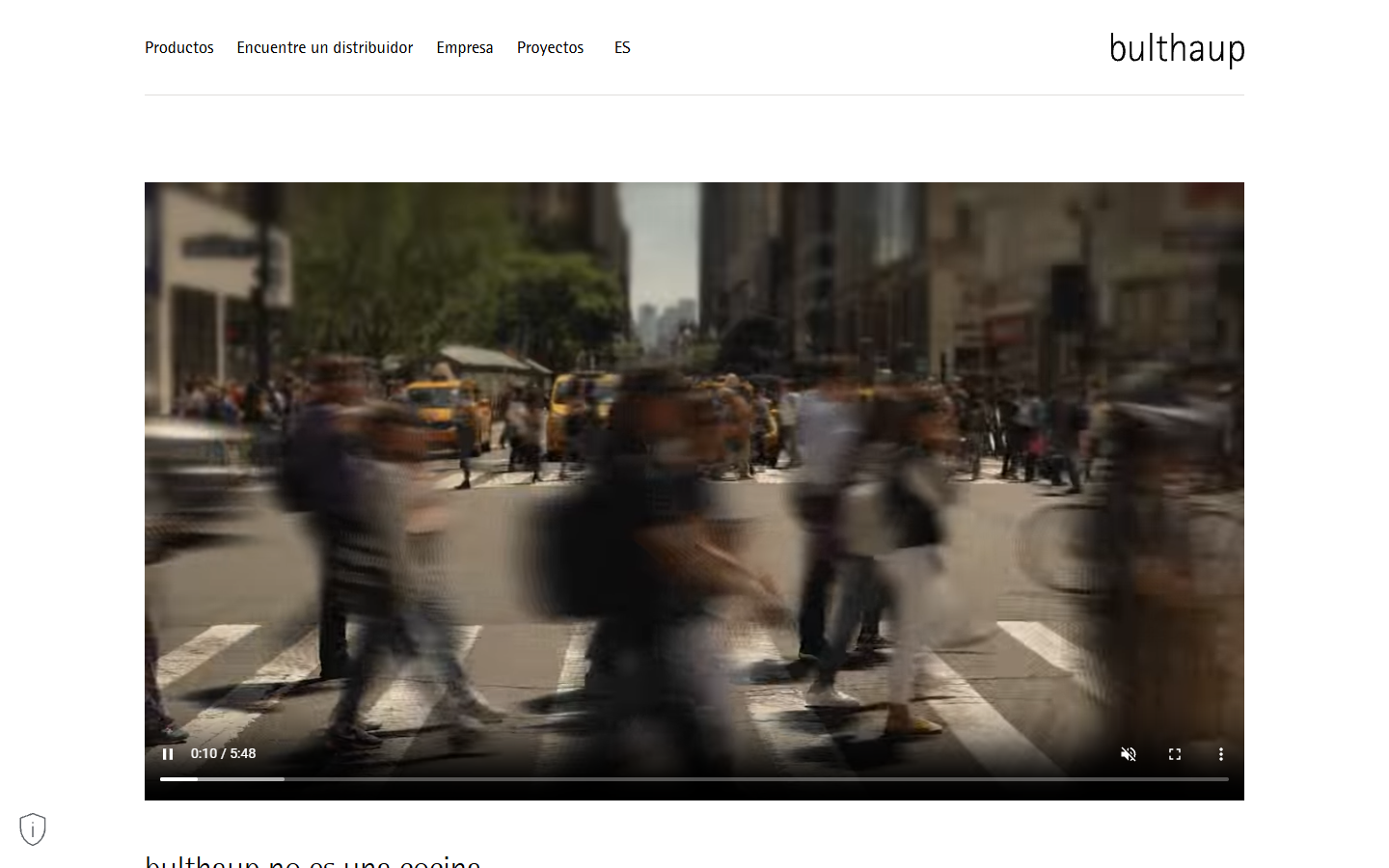 Restricción editorial radical: vídeo CONTENIDO entre márgenes enormes + anti-eslogan