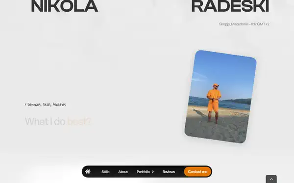 La tarjeta del hero VIAJA: sticky a la derecha mientras la baraja de skills se apila