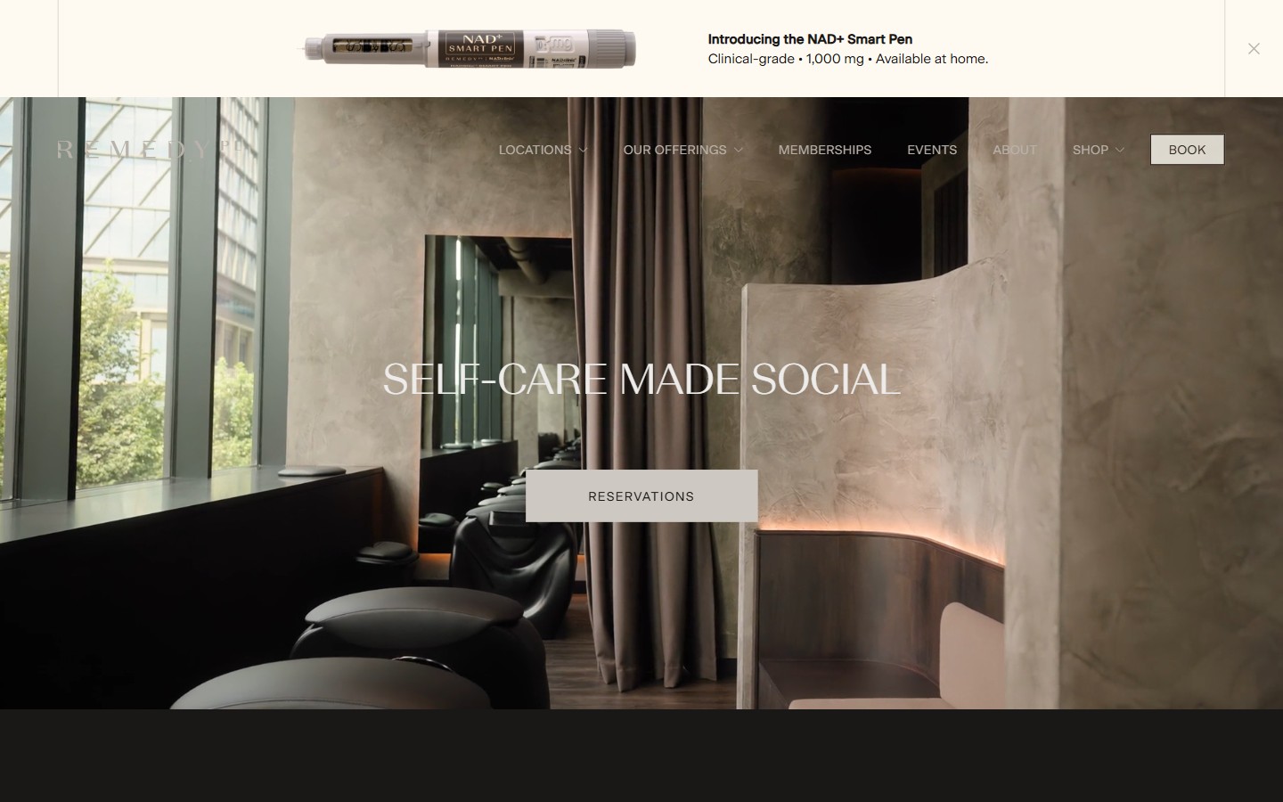 Hero: silencio material de club premium, UI casi invisible